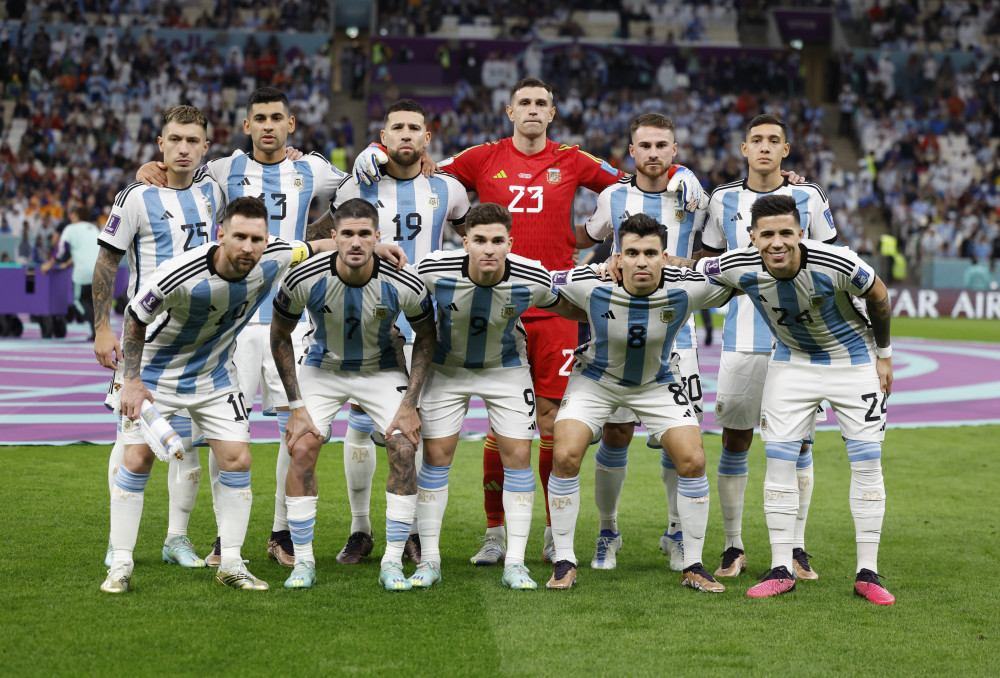 TyC记者：斯卡洛尼将带着大力神杯参加世界杯抽签仪式（据TyC记者报道，斯卡洛尼将携大力神杯出席世界杯抽签仪式）