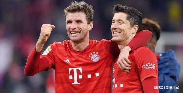 马格德堡球员庆祝进球，不幸跌入2.7米深的沟中但安全逃出（马格德堡球员进球庆祝时失足坠入2.7米深沟，已平安脱困）