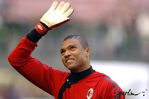 他在闹，他在笑，林加德与拉什福德通道内嬉戏（笑闹不断，林加德和拉什福德在通道内打趣嬉闹）