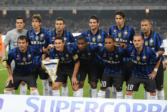 韩国女星穿曼联曼城球衣聚餐。左边是韩国国门金承奎...（韩国女星穿曼联与曼城球衣同桌聚餐，左侧为韩国国门金承奎）