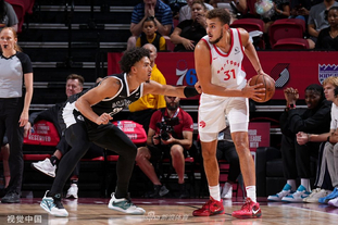 罗杰斯成为继B费后，第二位2025年送出10次英超助攻的球员（B费之后，罗杰斯成2025年第二位英超助攻上双的球员）