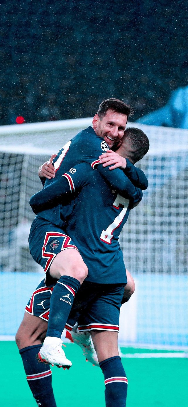 墨尔本胜利主帅：麦克阿瑟拥有双塔，我们必须要限制对手传中（墨尔本胜利主帅：麦克阿瑟双塔威胁大，我们必须压制其传中）