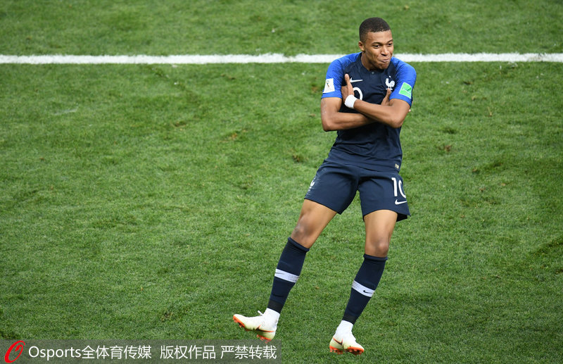 伊涅斯塔造访巴萨基地，与佩德里、费尔明、亚马尔合影