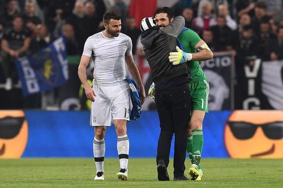 马雷斯卡：下半场球队本应进更多球，裁判判罚尺度让我很不满（马雷斯卡：下半场本该收获更多进球，对裁判吹罚尺度十分不满）