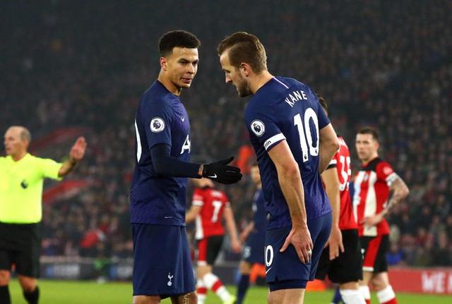 每周电子厂：安东尼倒钩爆头染红，澳超赛场惊现断子绝孙脚（每周电子厂：安东尼倒钩击中头部被红牌罚下，澳超赛场上演断子绝孙式恶铲）