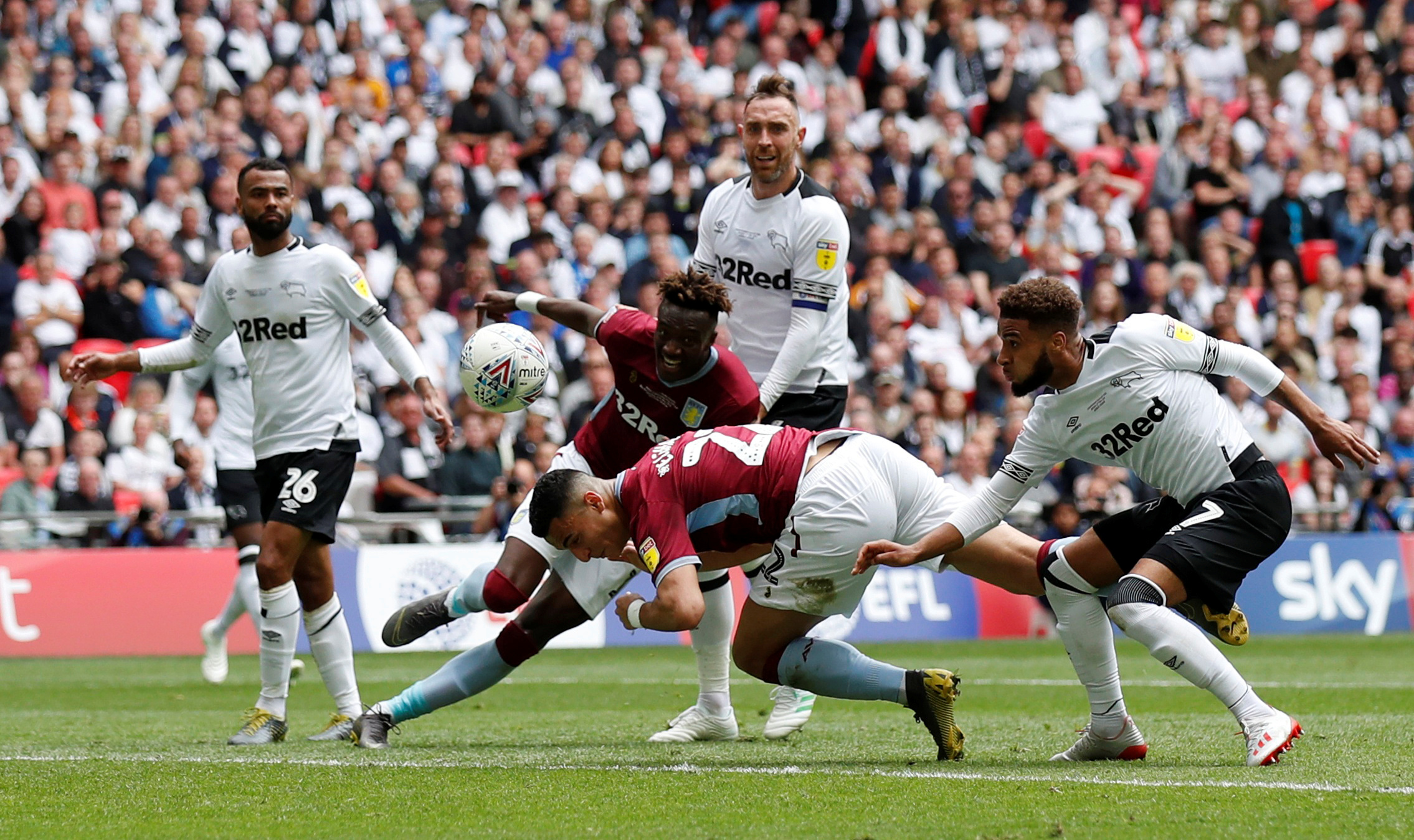 FM：诸多欧洲豪门有意布阿迪，他可能3月就进入法国国家队（FM：布阿迪获多家欧洲豪门青睐，或于3月入选法国队）