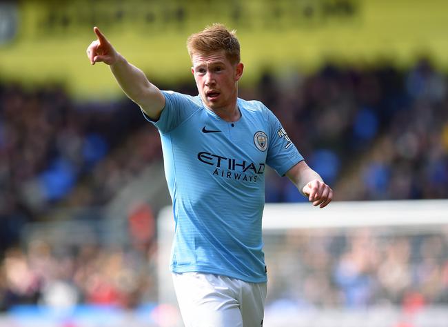 长春亚泰队启程出征青岛时，球迷用歌声为将士们送行（长春亚泰启程赴青岛，球迷以歌相送）